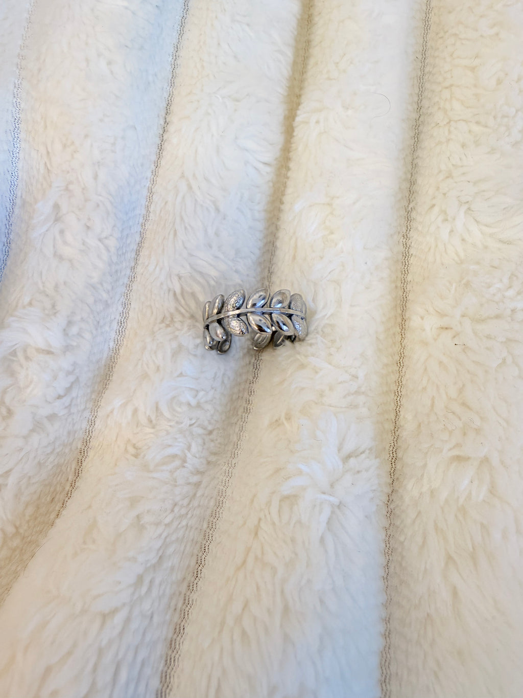 Anillo leaf plateado