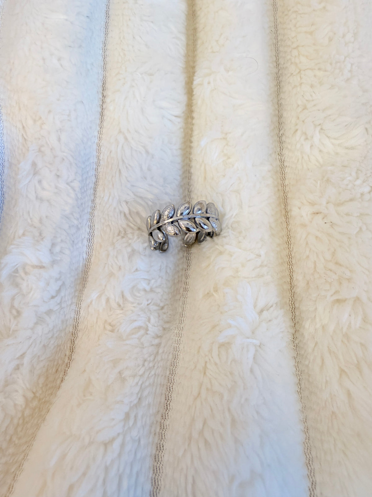 Anillo leaf plateado