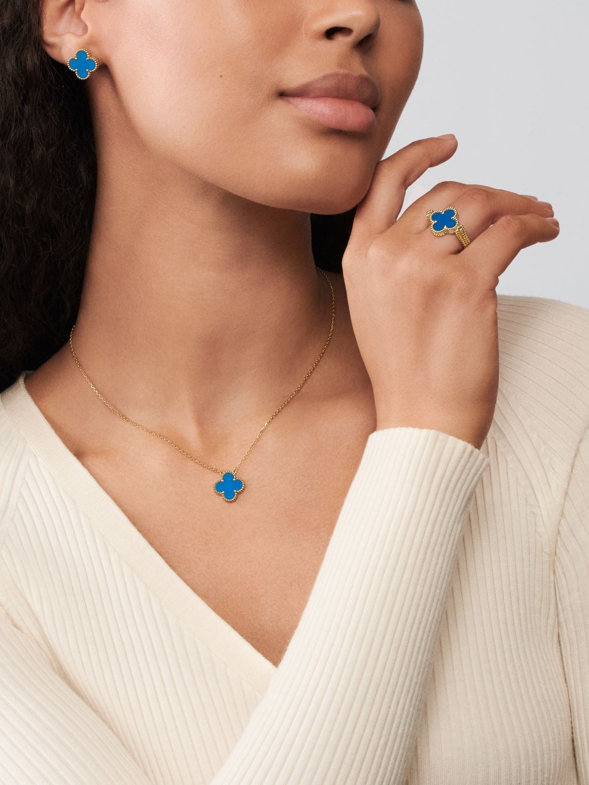 Aretes VCA celeste